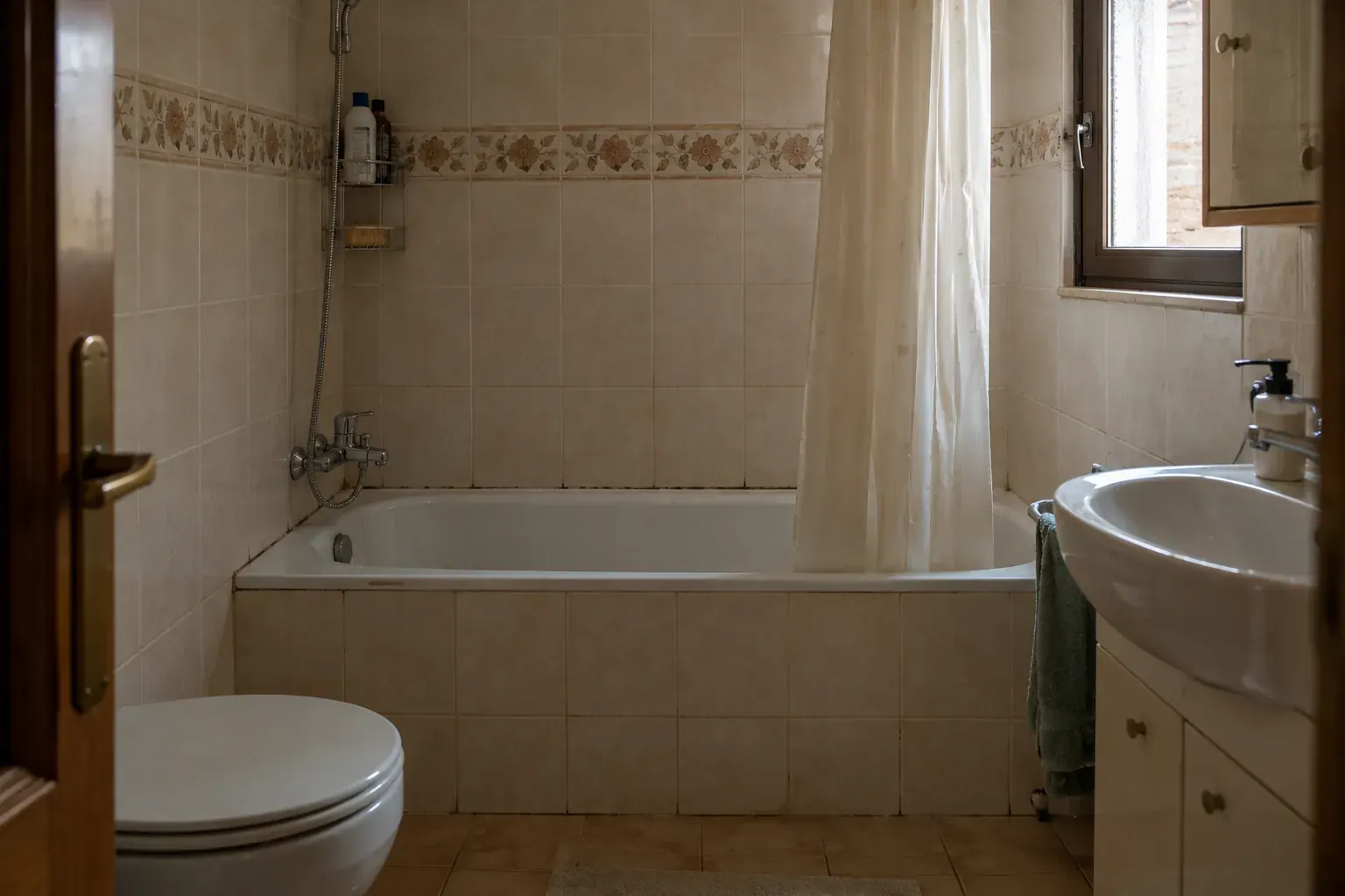 Baño antiguo con bañera